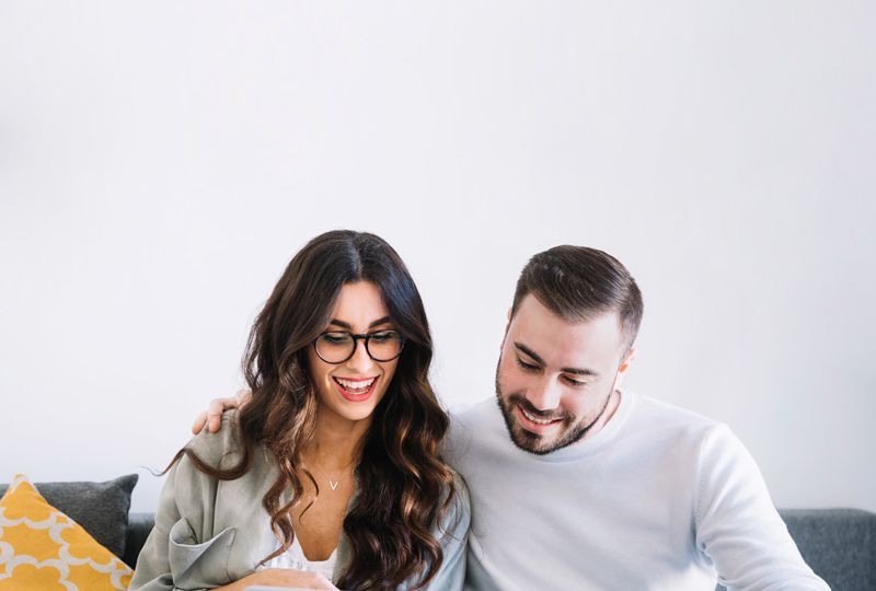 couple-with-notebook