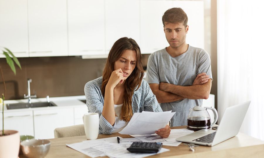 young-worried-couple